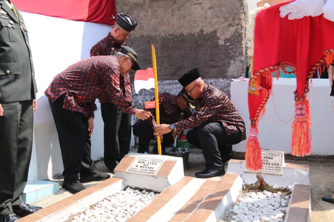 Sekda Nurdin Yana,tancapkan bambu runcing di makam,Biru Karangpawitan Garut Rabu, (19/8/2026)