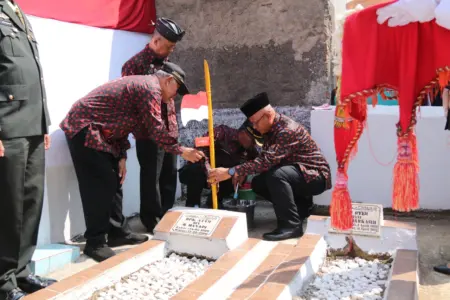Sekda Garut Hadiri Pemancangan Bambu Runcing di Pusara Pejuang Sekda Nurdin Yana,tancapkan bambu runcing di makam,Biru Karangpawitan Garut Rabu, (19/8/2026)