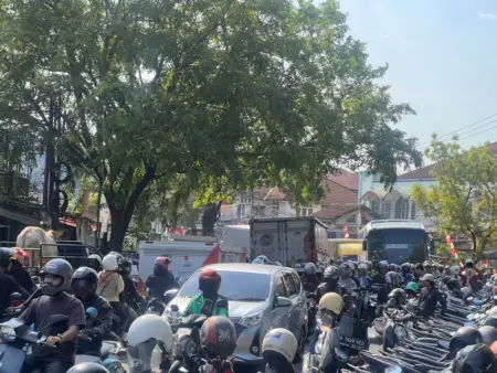 Parkir Membludak di Bahu Jalan Jelang PKKMB UIN Bandung, Lalu Lintas Cibiru Macet