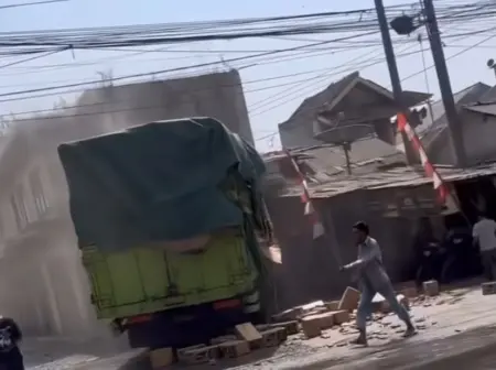 Truk Diduga Rem Blong Hantam Ruko di Jalur Purwakarta-Bandung Truk diduga mengalami rem blong hingga menghantam ruko