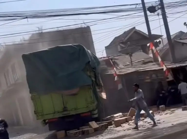 Truk Diduga Rem Blong Hantam Ruko di Jalur Purwakarta-Bandung Truk diduga mengalami rem blong hingga menghantam ruko