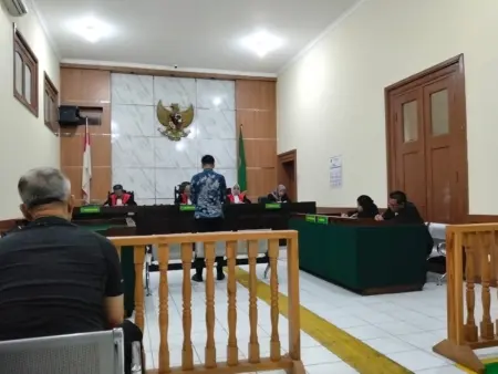 Dokter Aniaya Pacar Sesama Dokter Divonis 5 Bulan Majelis hakim membacakan putusan dalam perkara dugaan penganiayaan