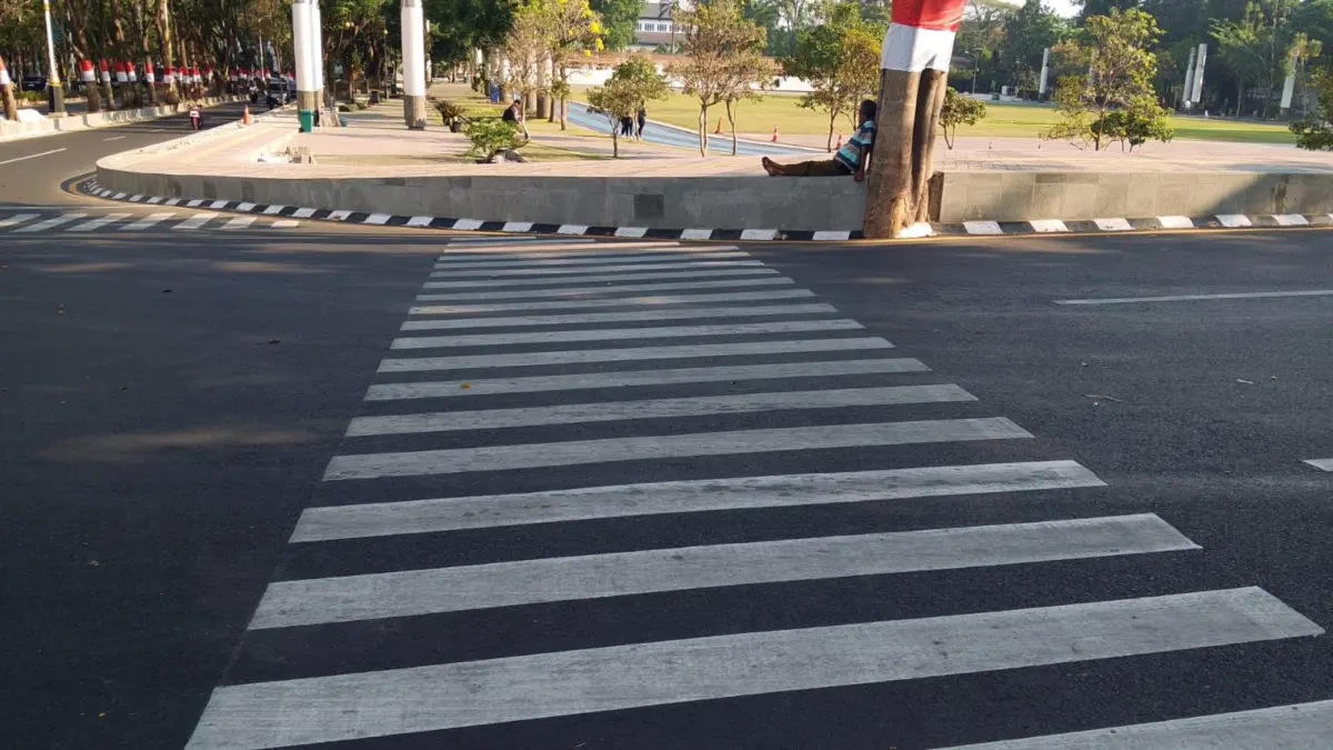 Kondisi akses menuju trotoar di kawasan Gasibu, Kota Bandung, yang dinilai cukup tinggi dari penyeberangan jalan. (Sarah/Koran Mandala)