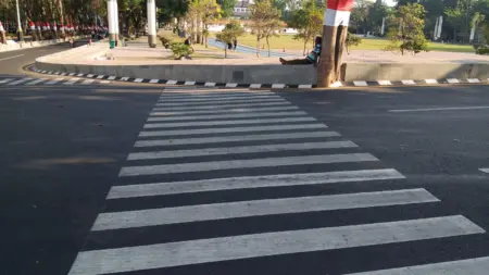 Kondisi akses menuju trotoar di kawasan Gasibu, Kota Bandung, yang dinilai cukup tinggi dari penyeberangan jalan. (Sarah/Koran Mandala)