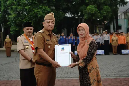 Bupati Garut Serahkan SK Kenaikan Pangkat PNS Bupati Garut menyerahkan SK kenaikan pangkat PNS dan menekankan pentingnya Pramuka membentuk karakter generasi muda.