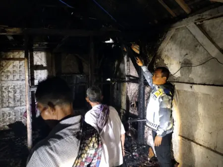 Rumah Panggung Warga Garut Terbakar, Kerugian Capai Rp20 Juta Polsek Banjarwangi mengecek TKP kebakaran rumah panggung warga Garut