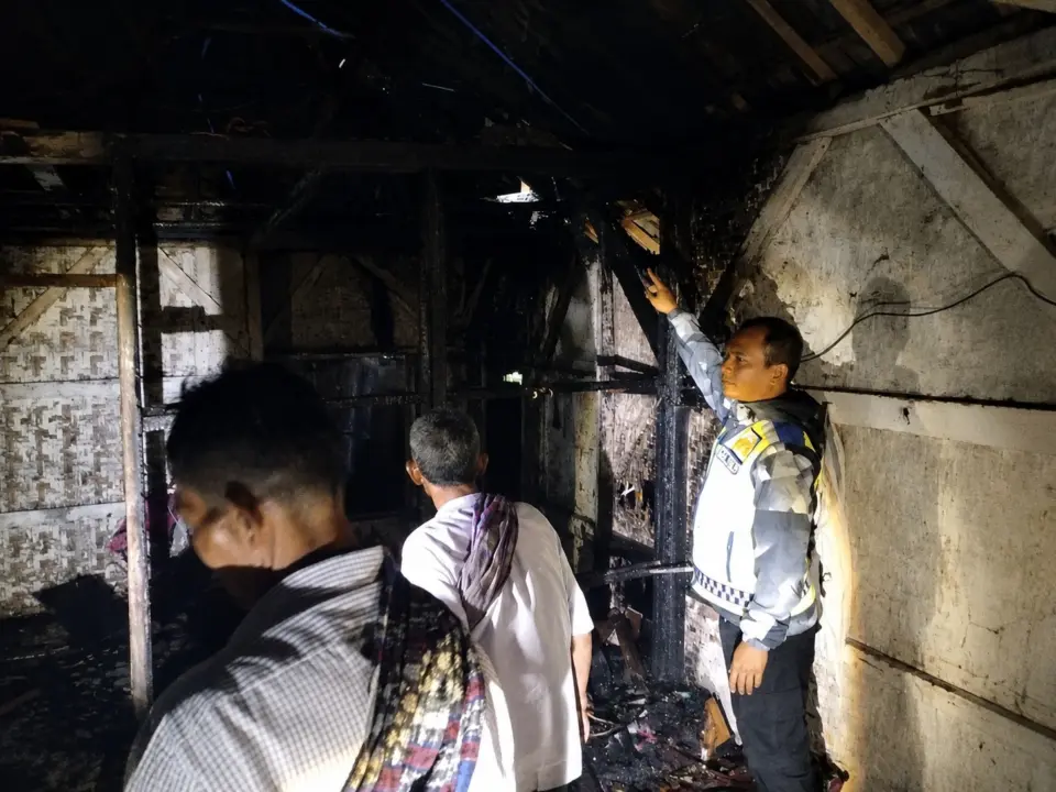 Polsek Banjarwangi mengecek TKP kebakaran rumah panggung warga Garut
