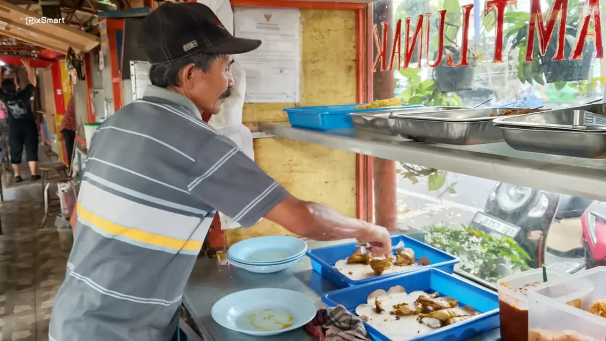 Pedagang Ayam, Pak Engkos, melayani pembeli di lapaknya kawasan Kampus Unisba Tamansari, Kota Bandung, Senin (31/8/2026)