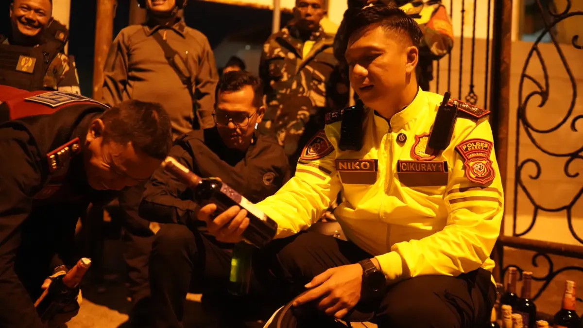Polres Garut mengamankan 152 botol miras dan 23 knalpot brong dalam KRYD malam akhir pekan.