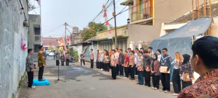 Semarak HUT RI, Warga RW 10 Dunguscariang Perkuat Fondasi Kebangsaan Upacara HUT ke-81 RI di RW 10 Dunguscariang berlangsung khidmat, diikuti pengurus dan warga setempat.