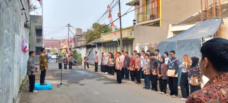 Upacara HUT ke-81 RI di RW 10 Dunguscariang berlangsung khidmat, diikuti pengurus dan warga setempat.