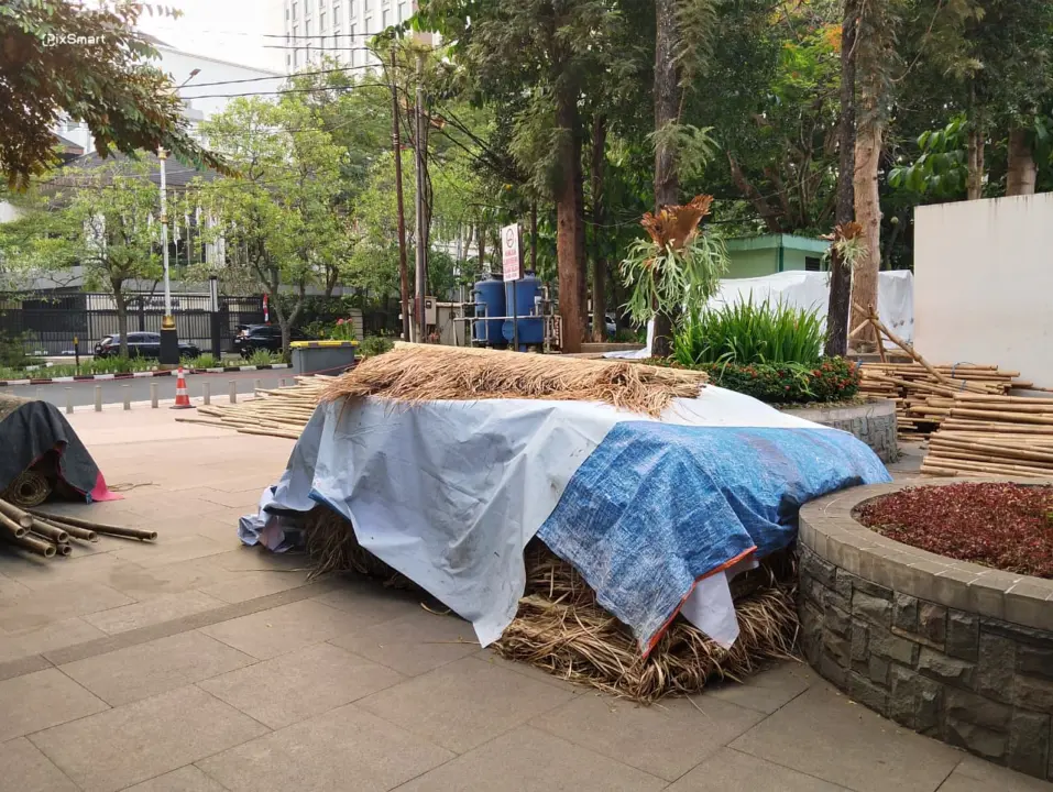 Terlihat Kayu kayu berada di area gasibu