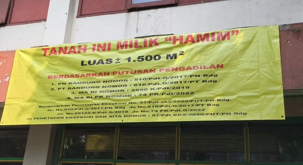Spanduk bertuliskan klaim kepemilikan lahan terpasang di SDN 026 Bojongloa. (Sarah/Koran Mandala)