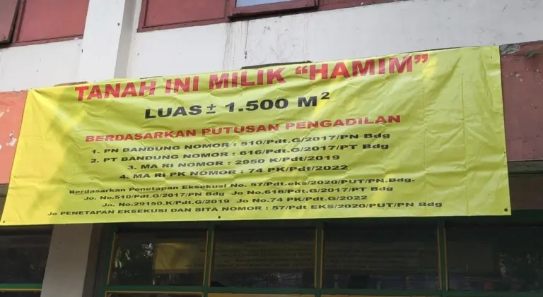 Kepala SDN 026 Bojongloa Ungkap Penggembokan Sekolah Terjadi Tiga Kali Sejak Era Ridwan Kamil Spanduk bertuliskan klaim kepemilikan lahan terpasang di SDN 026 Bojongloa. (Sarah/Koran Mandala)