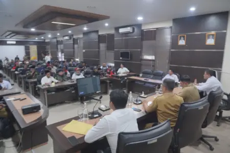 Terima Audiensi ABAG, Pemkab Garut Siapkan Surat Edaran Pencegahan Narkoba Bupati Garut Abdusy Syakur Amin saat menerima audiensi Aliansi Bela Anak Bangsa (ABAG) terkait upaya pencegahan penyalahgunaan narkoba dan obat terlarang, Senin (10/8/2026).