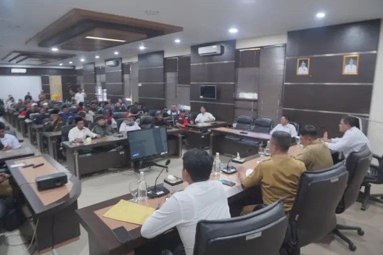 Bupati Garut Abdusy Syakur Amin saat menerima audiensi Aliansi Bela Anak Bangsa (ABAG) terkait upaya pencegahan penyalahgunaan narkoba dan obat terlarang, Senin (10/8/2026).