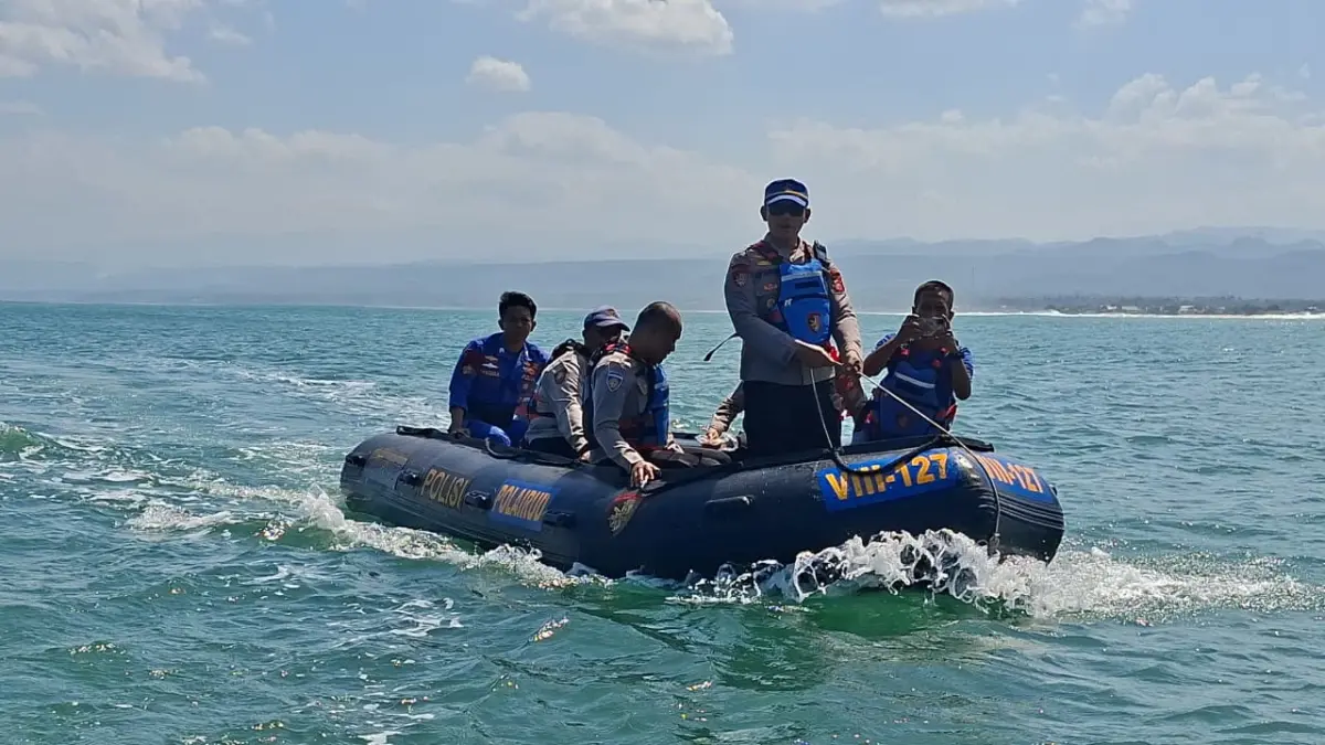 Tiga wisatawan terseret arus di Pantai Karangpapak Garut, tim SAR gabungan masih melakukan pencarian hingga kini.