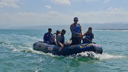 Tiga wisatawan terseret arus di Pantai Karangpapak Garut, tim SAR gabungan masih melakukan pencarian hingga kini.