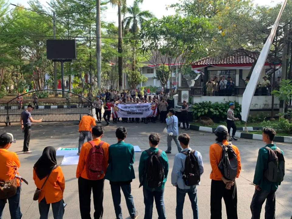 Aliansi Mahasiswa Purwakarta menyampaikan enam tuntutan kepada DPRD, mencakup isu nasional dan persoalan daerah.