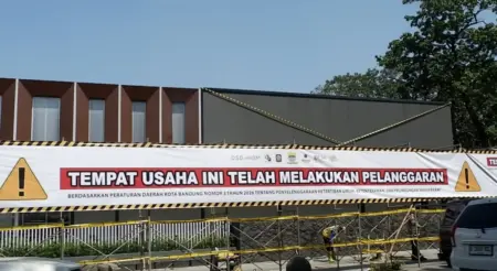 Pakar ITB: Penebangan Pohon Bukan Sekadar Soal Reklame, Diduga Ada Pelanggaran Berlapis penyegelan terhadap fasilitas videotron di Jalan Riau (Sarah/Koran Mandala)