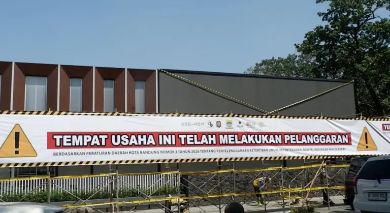 penyegelan terhadap fasilitas videotron di Jalan Riau (Sarah/Koran Mandala)