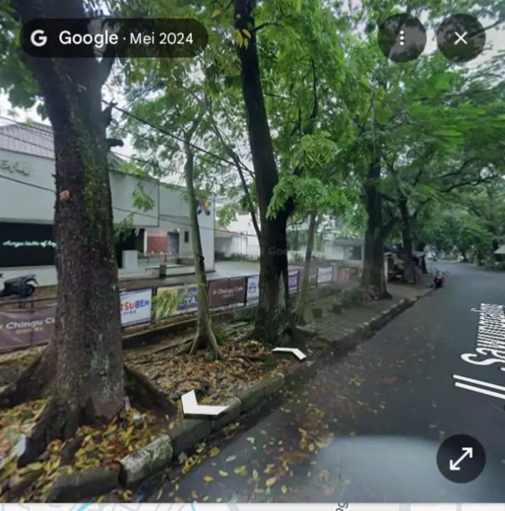 Kondisi lokasi Jalan Tamansari sebelum pohon di bagian tengah ditebang, berdasarkan pantauan Google Maps