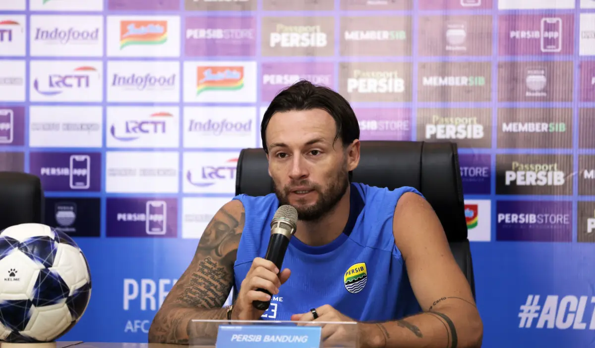 Pemain Persib Bandung mark Klok