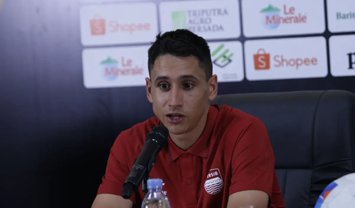Pemain Persib Bandung Luka Menalo