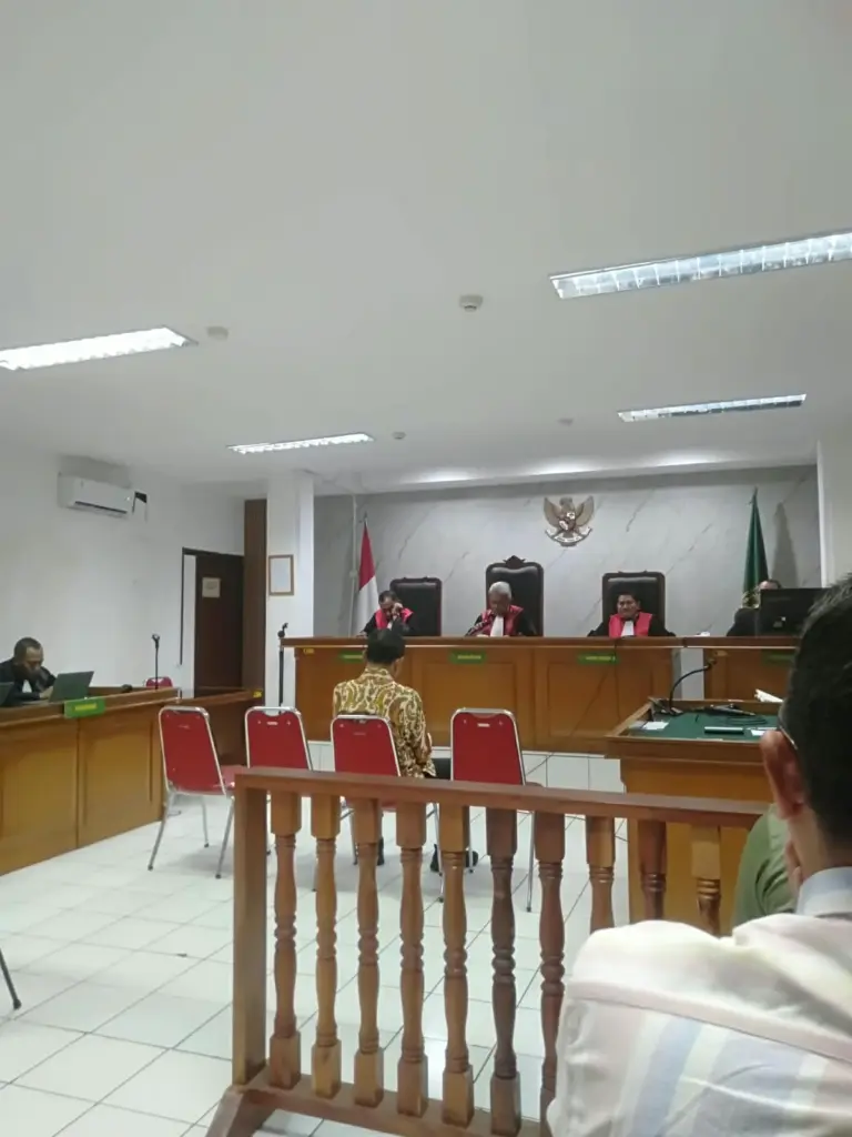 Hasbi Hasan Divonis 5 Tahun, Hakim Soroti Citra Mahkamah Agung Mantan Sekretaris Mahkamah Agung (MA) Hasbi Hasan saat menjalani persidangan di Pengadilan Tipikor Bandung, Kamis (10/9/2026).