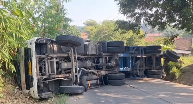 Truk Kontainer Terguling di Tanjakan Cirangin, Akses Jalan Putus Total