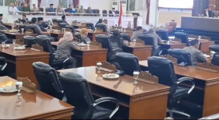 Kursi Dewan Kosong Saat Bahas Anggaran Kursi Dewan Kosong Saat Bahas Anggaran, Pemandangan Rapat Paripurna DPRD Purwakarta