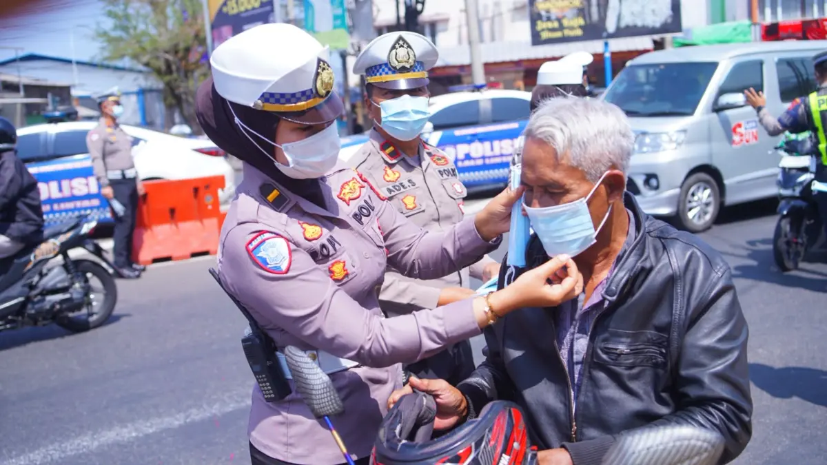 Antisipasi Debu Vulkanik, Polres Garut Bagikan 500 Masker Gratis