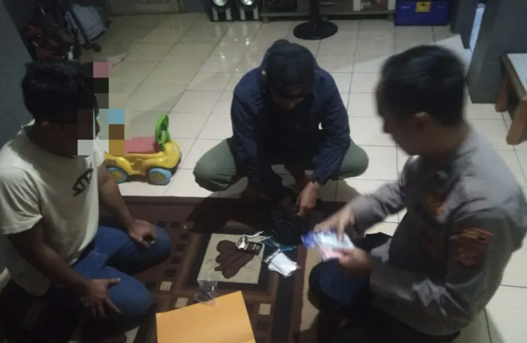 Polsek Wanaraja Gerebek Rumah, Puluhan Obat Psikotropika dan 11 Resep Diamankan Polsek Wanaraja Gerebek Rumah, Puluhan Obat Psikotropika dan 11 Resep Diamankan