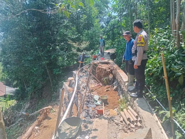 Jalan Warga Terdampak Longsor di Sumurugul Dibangun, Polisi Ingatkan Bahaya Susulan Jalan Warga Terdampak Longsor di Sumurugul Dibangun, Polisi Ingatkan Bahaya Susulan