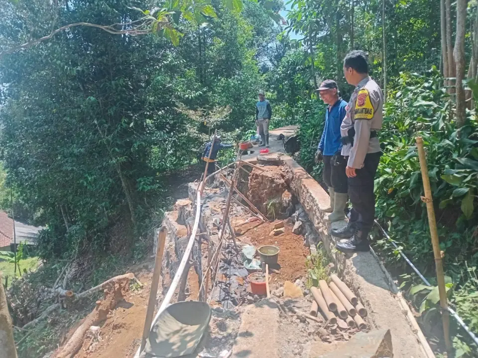 Jalan Warga Terdampak Longsor di Sumurugul Dibangun, Polisi Ingatkan Bahaya Susulan