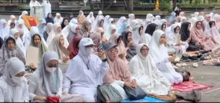 Di Bawah Terik Matahari, Ribuan Warga Purwakarta Berdoa agar Hujan Segera Turun Di Bawah Terik Matahari, Ribuan Warga Purwakarta Berdoa agar Hujan Segera Turun