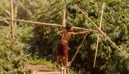 Derak Kolecer di Perbukitan Saguling, Tradisi yang Bertahan di Tengah Kemarau Anak-anak sedang memainkan kolecer di desa Saguling (Bagus/koranmandala)