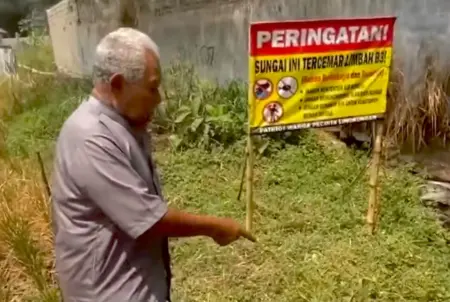Dulu Tempat Bermain, Kini Sungai Cangkorah Tercemar: Kenangan Warga Sejak 1970-an Rahmat Sudwisno, sedang menunjukan aliran sungai yang terkontaminasi zat berbahaya (ss/istimewa)