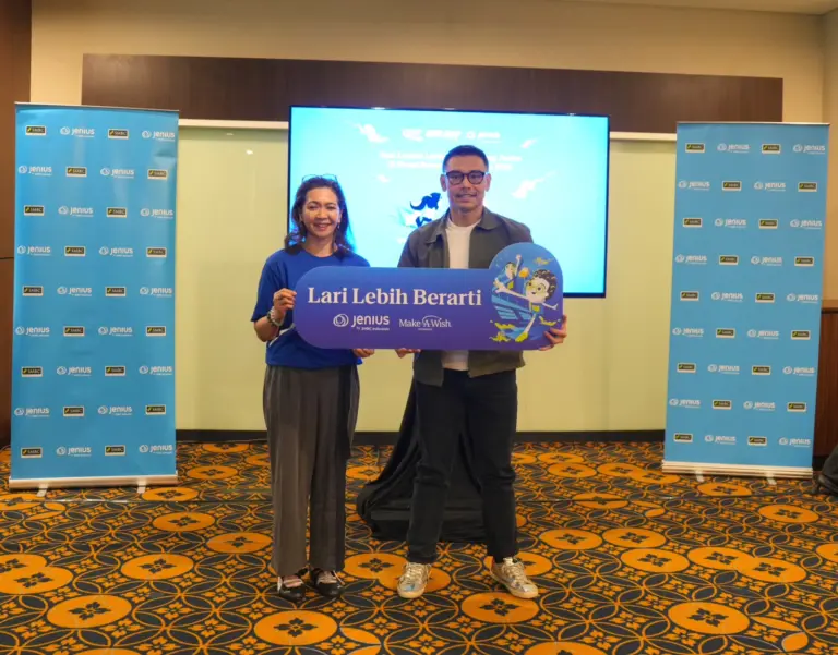 Jenius Ajak Pelari Jadikan Setiap Langkah Lebih Berarti Kanan - Kiri) Retail Banking Digital Platform & Innovation Head SMBC Indonesia, Febri Rusli bersama Chief Marketing Communication Make-A-Wish Indonesia Miranti Hadisusilo