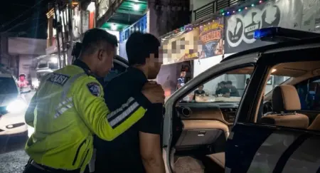Polisi Gagalkan Upaya Pemuda Melompat dari Jembatan Cimanuk Garut Polisi Gagalkan Upaya Pemuda Melompat dari Jembatan Cimanuk Garut
