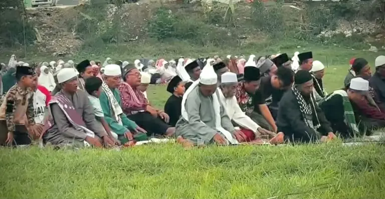 Kemarau Melanda, Warga Ciburuy Bersatu dalam Shalat Istisqa Kemarau Melanda, Warga Ciburuy Bersatu dalam Shalat Istisqa