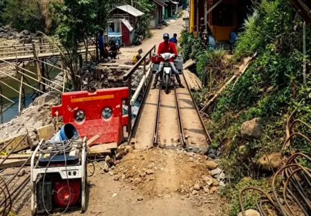 Akses Darurat Jembatan Rancasenggang Mulai Dibuka, Warga Masih Dibayangi Risiko Jalur Darurat di jembatan Rancasenggang (bagus/koranmandala)