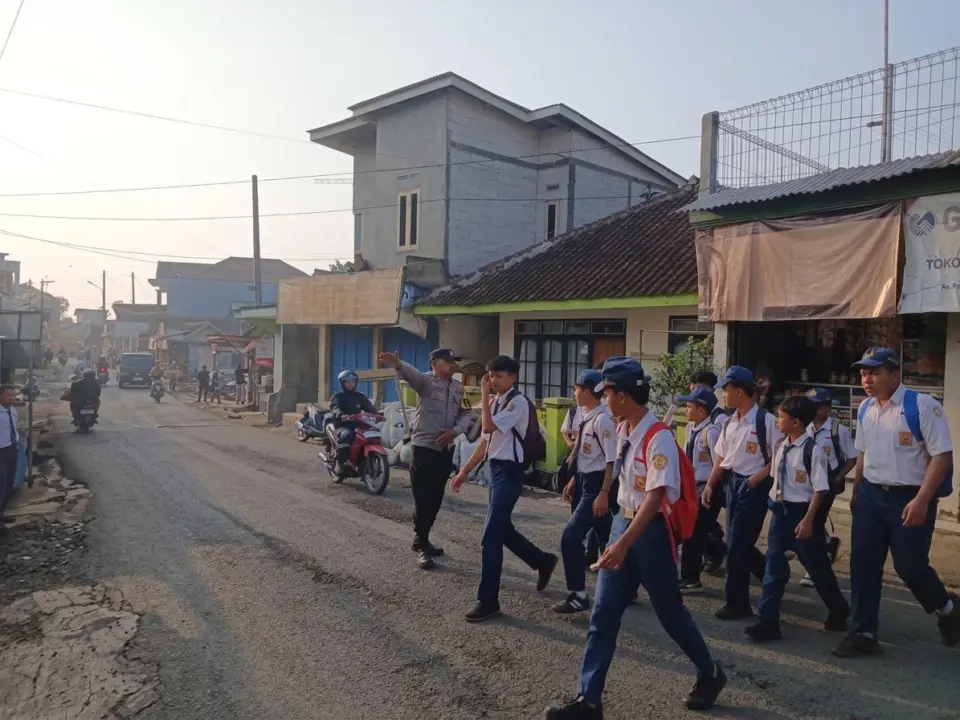 Pastikan Aktivitas Masyarakat Aman dan Lancar, Polsek Cibalong Hadir Atur Lalu Lintas Pagi