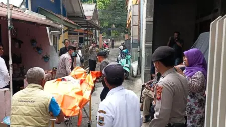 Dua Pemuda Tewas di Kamar Kost Lembang, Satu Kritis dengan Mulut Berbusa Proses evakuasi mayat pemuda di kamar Kost Lembang. (Foto: istimewa)