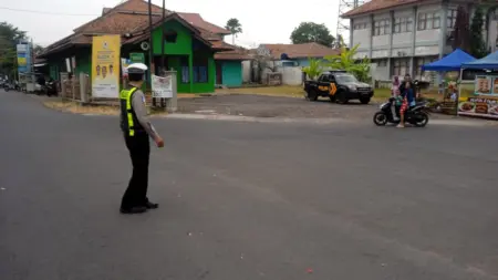 Gatur Pagi Polsek Langensari Kawal Aktivitas Warga, Arus Lalu Lintas Tetap Tertib