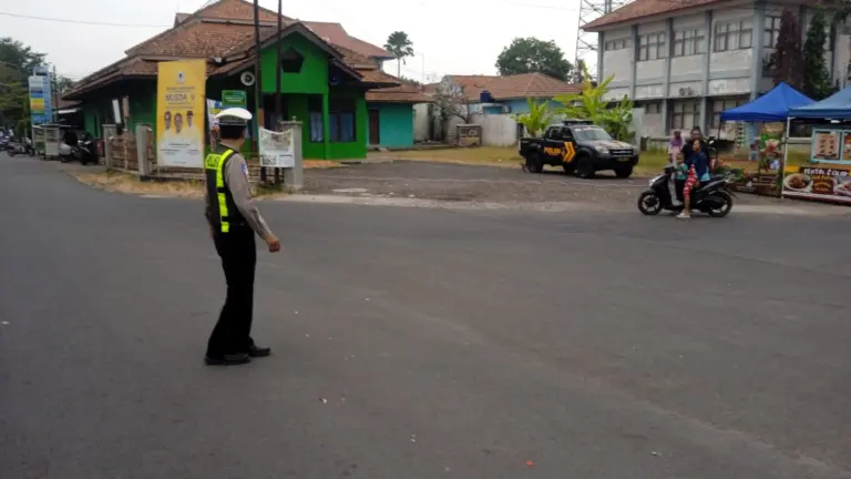 Gatur Pagi Polsek Langensari Kawal Aktivitas Warga, Arus Lalu Lintas Tetap Tertib