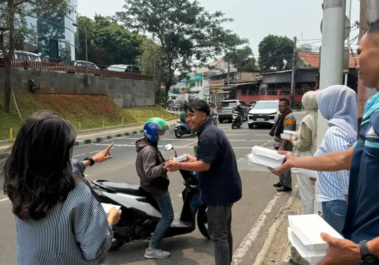 BRI Salurkan Jumat Berkah, Warga Sekitar Jadi Sasaran Program Sosial