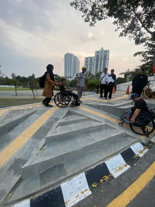 Trotoar kawasan Gasibu, Kota Bandung, dinilai belum sepenuhnya inklusif bagi penyandang disabilitas (Istimewa)