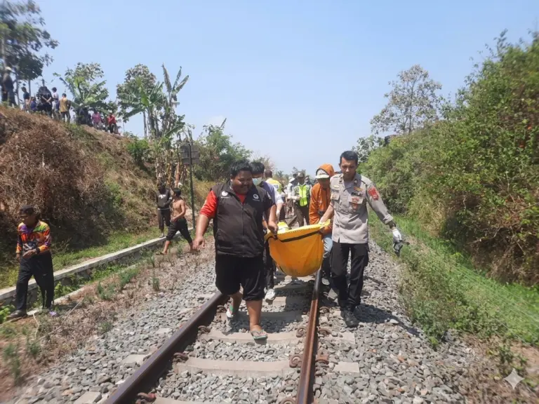 Pejalan Kaki Tewas Tertemper Kereta Api Jalur Purwakarta–Garut Petugas mengevakuasi korban kecelakaan setelah tertemper Kereta Api Purwakarta-Garut di wilayah Sukawening, Kabupaten Garut
