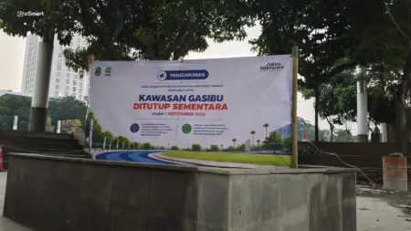 Belum Sebulan Dibuka, Gasibu Ditutup Sementara Usai Dikritik Pamflet pemberitahuan penutupan sementara lapangan Gasibu (Sarah/Koran Mandala)